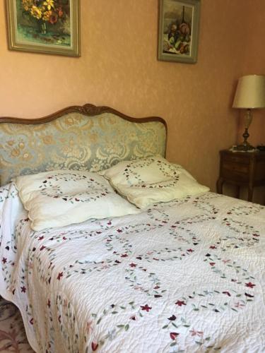 un lit avec deux oreillers dessus dans l'établissement La maison de Réjane, à Honfleur