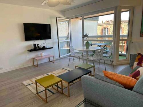 un salon avec un canapé et une table dans l'établissement Charmant T2 rénové centre, à Dinard