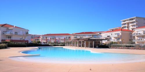 une grande piscine devant certains bâtiments dans l'établissement Domaine Juan Flore Studio Voilier, à Juan-les-Pins