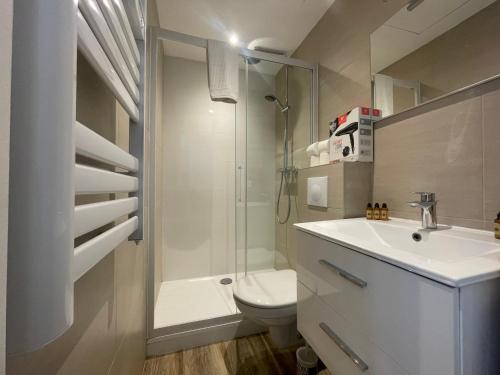 une salle de bain avec toilettes, lavabo et douche dans l'établissement Charmant 2 pièces moderne centre ville -BEG-, à Cannes