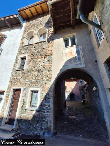 an entrance to a stone building with an archway at Antica torre del castello Casa Ceresiana in Carabietta