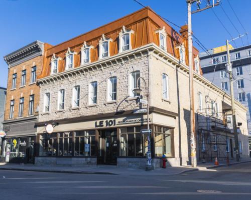 a building on the corner of a street at Appart Hôtel Le Saint-Anselme - Par Revenus Locatifs Qc in Quebec City