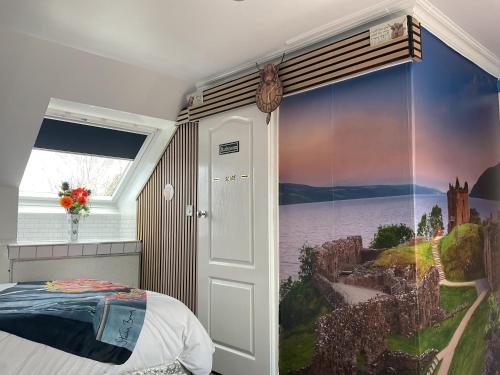 ein Schlafzimmer mit einem großen Fenster mit einem Gemälde an der Wand in der Unterkunft Gleninver Guest House in Inverness