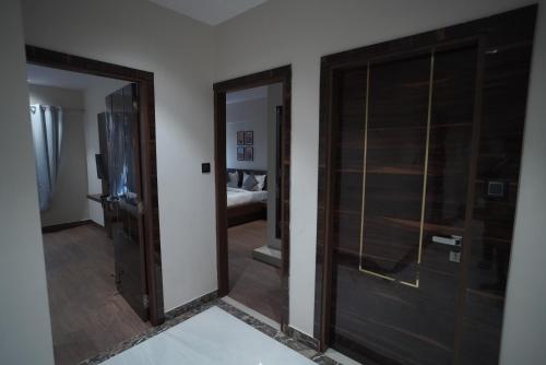 ターネーにあるSUNBRIGHT ROOMS & RESIDENCYの2つのドアとベッドルームが備わる客室です。