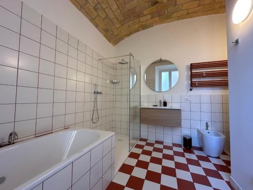Ett badrum på Santamaura Vatican Apartment