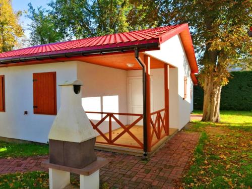 ein kleines weißes Haus mit rotem Dach in der Unterkunft Ferienhaus für 4 Personen ca 37 qm in Dziwnw, Ostseeküste Polen Pommersche Bucht in Dziwnów