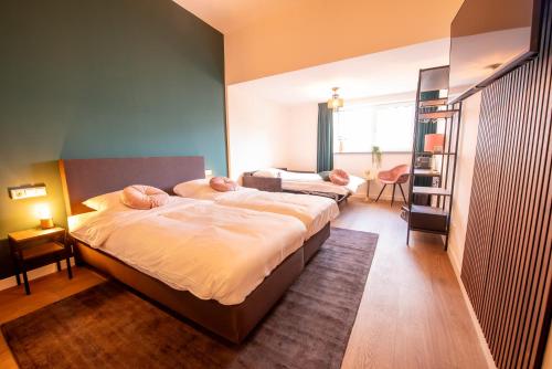 een slaapkamer met 2 bedden in een kamer bij Hotel Bom in Burgh Haamstede