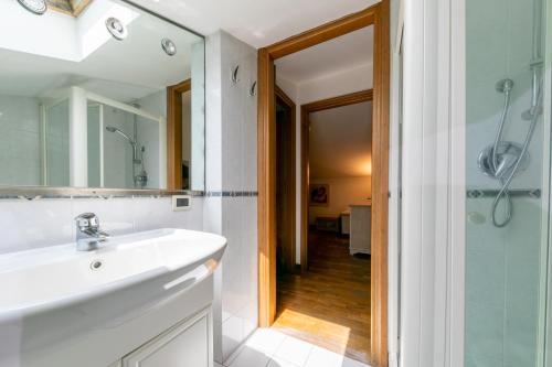 uma casa de banho com um lavatório e um chuveiro em Villa vicino al mare con giardino e parcheggio em Cinquale