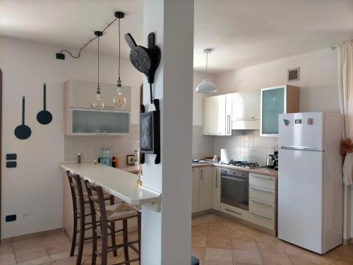 uma cozinha com electrodomésticos brancos e um frigorífico branco em CASA ELGA em Borgo a Buggiano