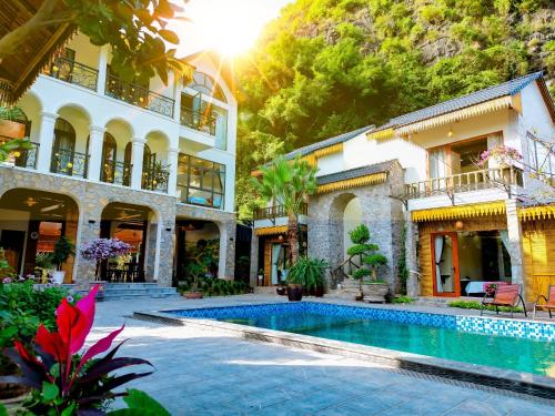 um resort com uma piscina em frente a um edifício em TRANG AN LUXURY HOMESTAY em Nguyên Ngoại
