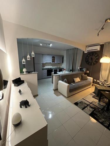 uma ampla sala de estar com um sofá e uma cozinha em Casa vacanza Valledoria 2 camere da letto em Valledoria
