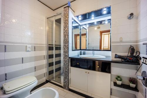 ナポリにあるPeddy Houseのバスルーム(トイレ、洗面台、鏡付)
