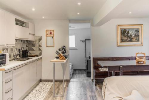 uma cozinha e sala de estar com uma cama e uma mesa em [Dimora di Prestigio] Sulle Colline del Monferrato em Ottiglio