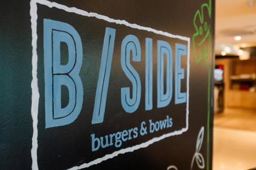 a sign that says brite burgers and bowls at ibis Porto Alegre Moinhos de Vento in Porto Alegre