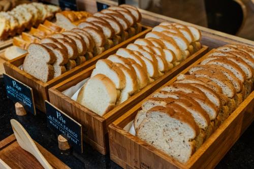 a display of bread in wooden trays on a table at ibis Porto Alegre Moinhos de Vento in Porto Alegre