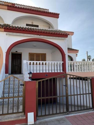ein Haus mit einem Tor davor in der Unterkunft Brisa del mar de Valencia in Valencia