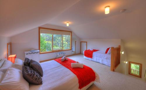 um quarto com 2 camas e uma grande janela em Roosters Rest em Port Sorell