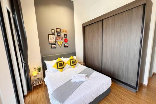 Georgetown Karpal Singh SkyPool 3 car park Family & Baby-Friendly 10 pax Luxury Suiteにあるベッド