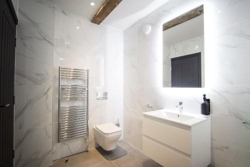 Koupelna v ubytování Omnia by The Heim Residences