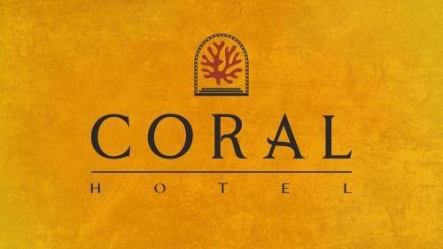 un livre jaune avec le mot central h dans l'établissement Hotel Coral Beach, à Roda