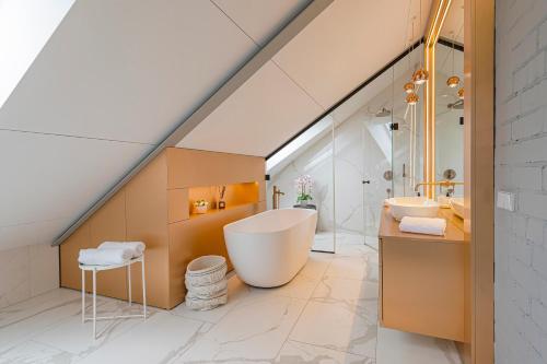 uma casa de banho com uma banheira grande e um lavatório em Elegant 2 BD Apartment with terrace by Hostlovers em Kaunas