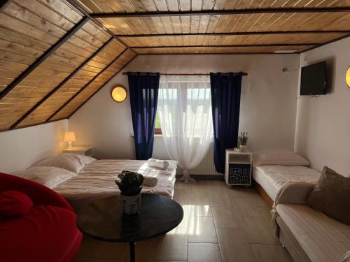 Giường trong phòng chung tại Dom Wypoczynkowy Morski Oddech
