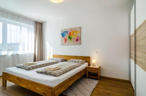 1 dormitorio con 2 camas y ventana en Apartment Alex, en Überlingen