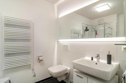 ユーバーリンゲンにあるApartment Alexの白いバスルーム(洗面台、トイレ付)
