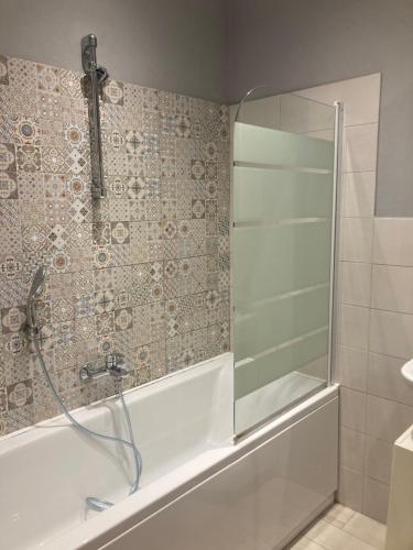 baño con ducha y puerta de cristal en GUEST HOUSE BERZEFI, en Bergeggi