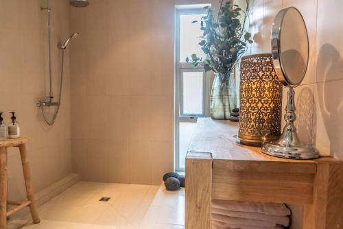 baño con espejo sobre una mesa de madera en Luxury Lakefront villa, infinity hot tub and sauna, en Grímsnes og Grafningshreppur