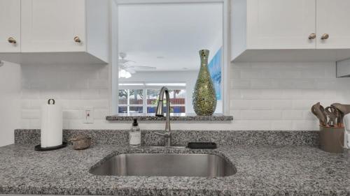 eine Küchentheke mit Spüle und Vase in der Unterkunft Sarasota home with Outdoor Oasis in Sarasota