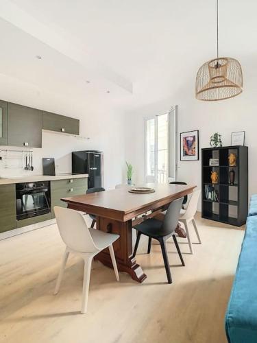 un salon avec une table et des chaises en bois dans l'établissement Saint Jean - 6 pers 90m2 - 15 min Palais - Climatisé, à Cannes