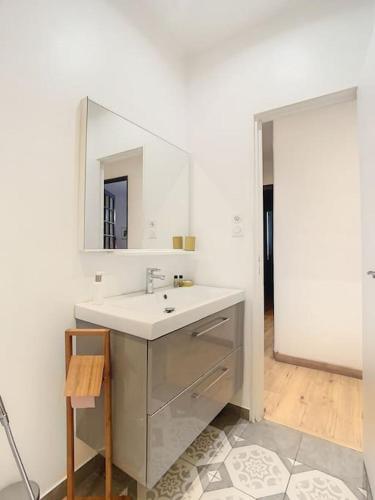 une salle de bain avec un lavabo et un miroir dans l'établissement Saint Jean - 6 pers 90m2 - 15 min Palais - Climatisé, à Cannes
