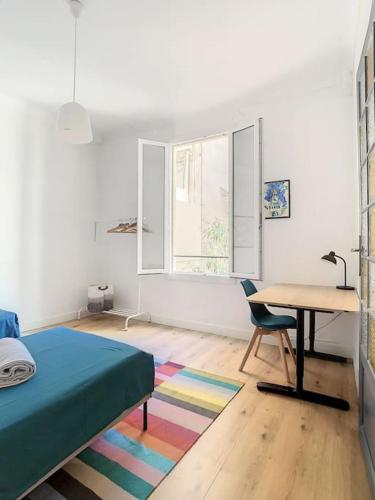 une chambre avec un lit, un bureau et une table dans l'établissement Saint Jean - 6 pers 90m2 - 15 min Palais - Climatisé, à Cannes