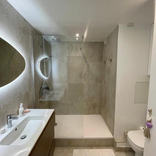ein Bad mit einer Dusche und einem Waschbecken in der Unterkunft Shiny apartment - Direct line to Olympic Village in Clichy