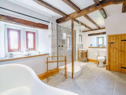 2 Bed in Ulverston 83453 في Great Urswick: حمام مع دش ومرحاض ومغسلة
