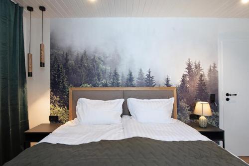sypialnia z łóżkiem z obrazem na ścianie w obiekcie Ferienwohung Forestdreams w mieście Weilheim