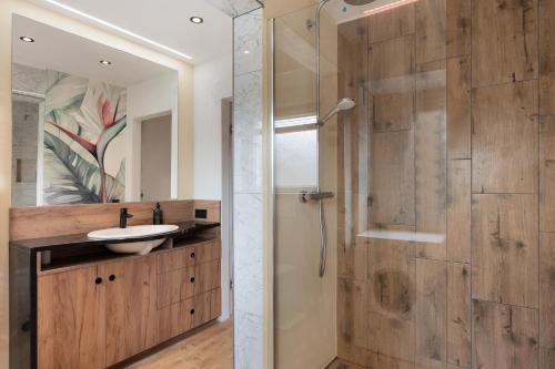 W łazience znajduje się prysznic i umywalka. w obiekcie Ferienwohung Forestdreams w mieście Weilheim