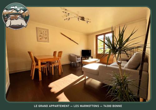 un salon avec un canapé et une table dans l'établissement Logements des Marmottons - Cœur de village à Bonne, à Bonne