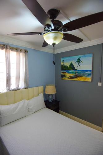 Un ou plusieurs lits dans un hébergement de l'établissement Sea Piton View Apartment- Location, Convenience, Modern Living