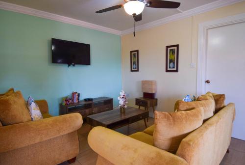 Télévision ou salle de divertissement dans l'établissement Sea Piton View Apartment- Location, Convenience, Modern Living