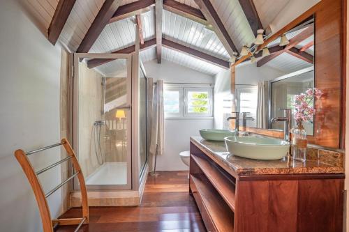 Ένα μπάνιο στο Villa Montabel