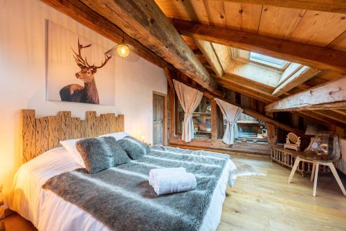Dormitorio con cama con cabeza de ciervo en la pared en Chalet Alouette, en Champagny-en-Vanoise