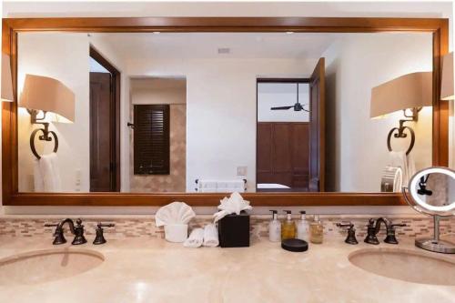baño con 2 lavabos y espejo grande en Phenomenal Oceanview Villa in Puerto Los Cabos, en San José del Cabo