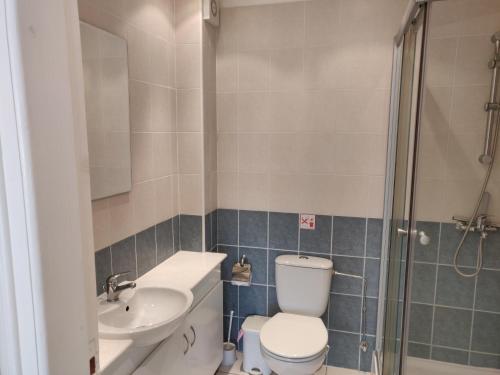 a bathroom with a toilet and a sink and a shower at Cyprus-2 bedrooms both ensuite pool patios wifi in Polis Chrysochous