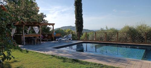 - une piscine avec une table et un kiosque dans l'établissement Villa avec piscine, vue panoramique ste victoire, à Simiane-Collongue