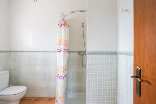 een douchegordijn in een badkamer met een toilet bij Villa Adela in Oliva