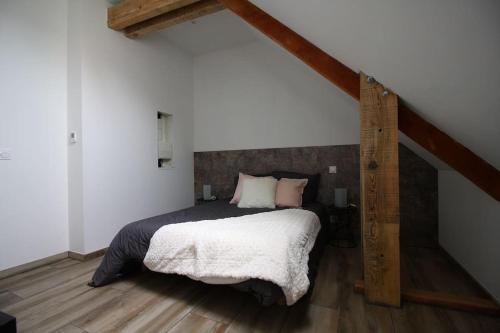 une chambre avec un grand lit dans une pièce dans l'établissement T2 atypique, entièrement rénové, quartier Soulages, à Rodez