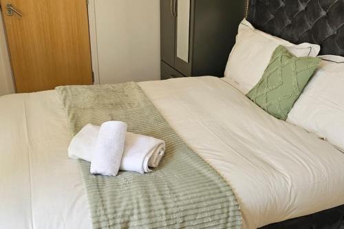 ein Bett mit zwei Handtüchern darüber in der Unterkunft A well looked after 2 bedroom flat in Sheffield