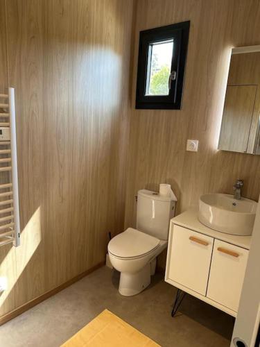 une salle de bain avec des toilettes blanches et un lavabo dans l'établissement Lo Spritz Grau d'Agde, au Grau-dʼAgde